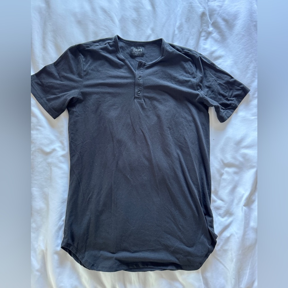 Men’s cuts elongated short sleeve Henley